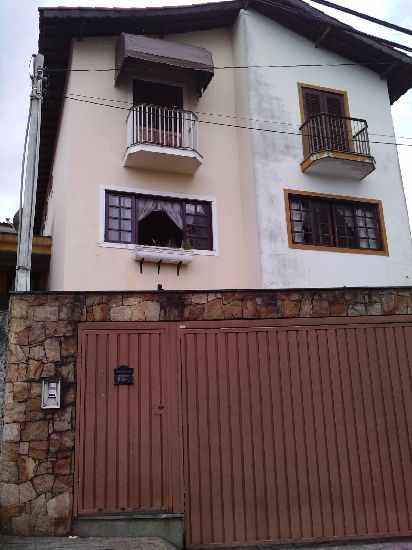 Sobrado de 280m² com 3 quartos em Água Fria