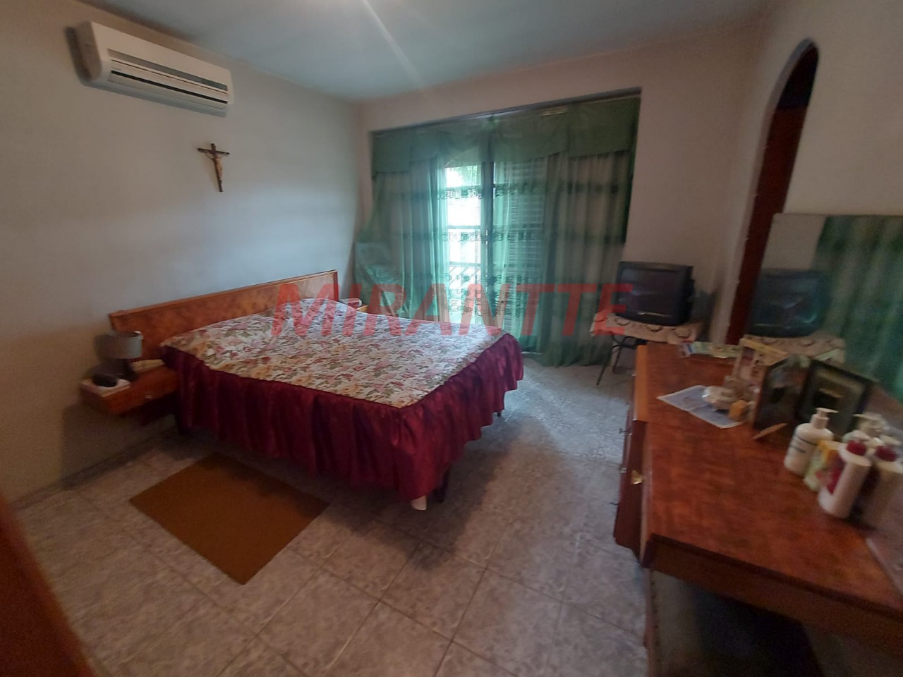 Sobrado de 300m² com 4 quartos em Jardim Guapíra