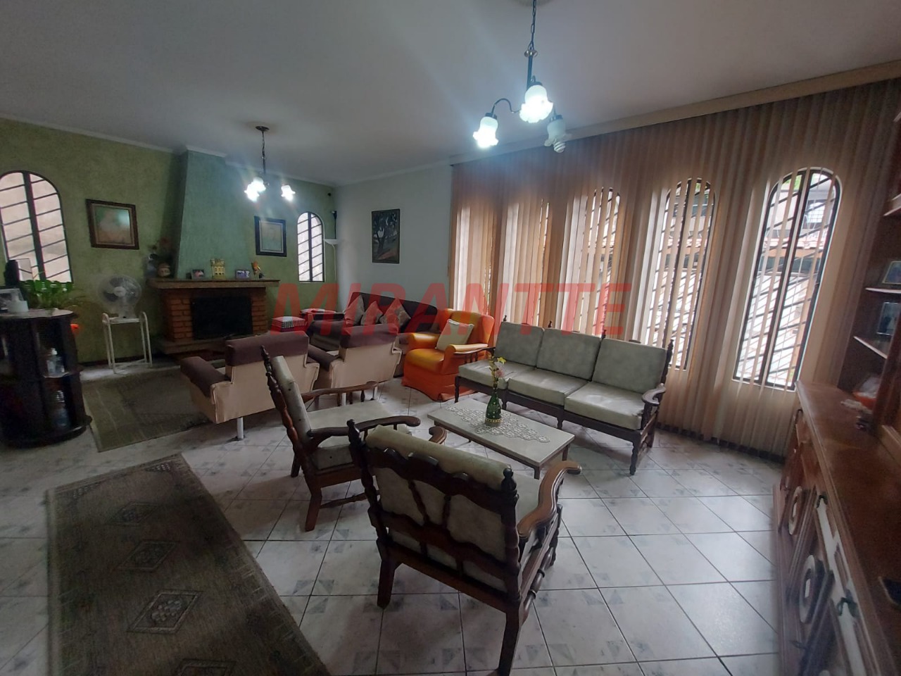 Sobrado de 300m² com 4 quartos em Jardim Guapíra