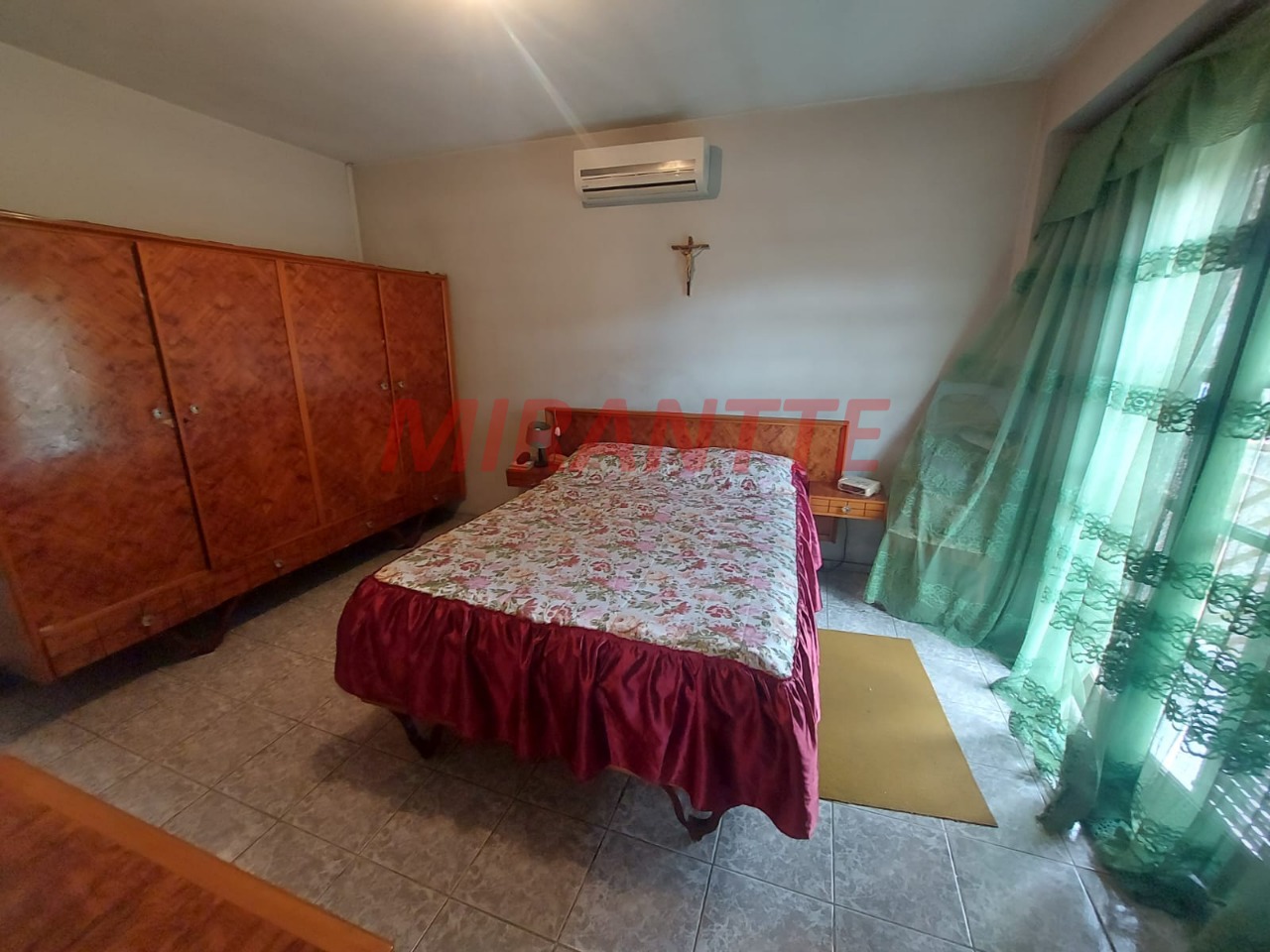 Sobrado de 300m² com 4 quartos em Jardim Guapíra
