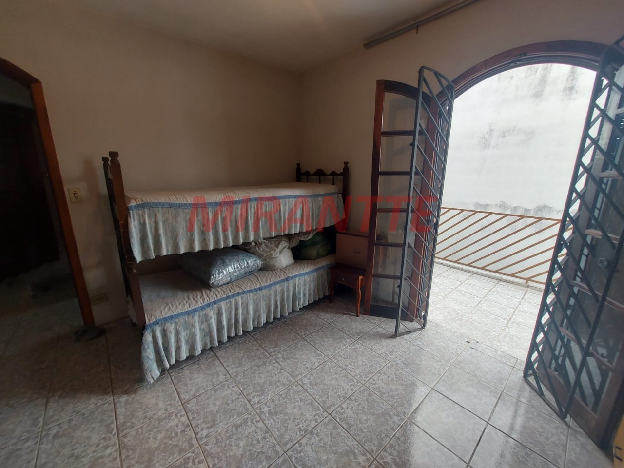 Sobrado de 300m² com 4 quartos em Jardim Guapíra