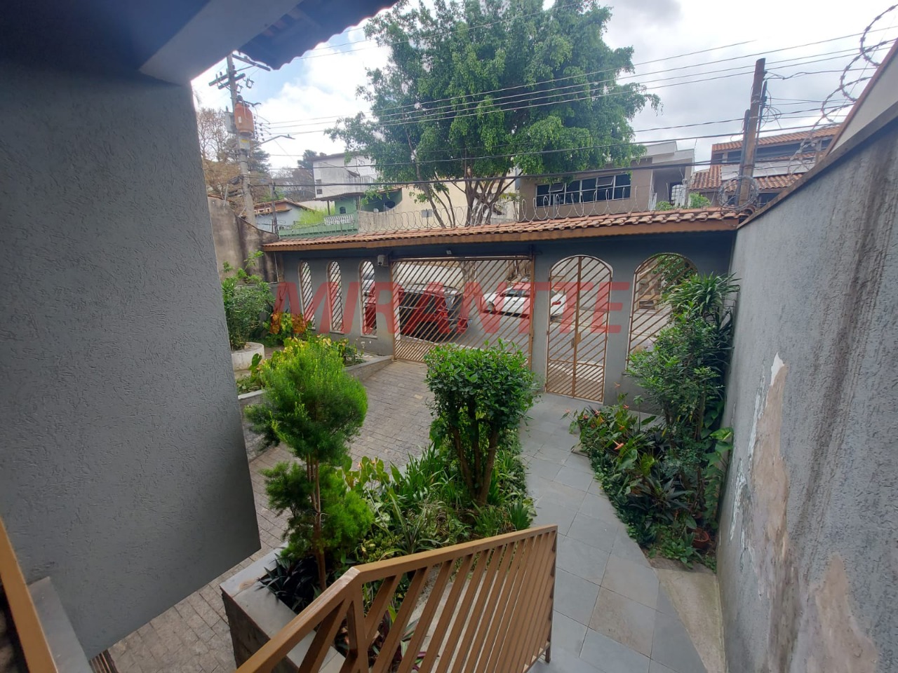 Sobrado de 300m² com 4 quartos em Jardim Guapíra