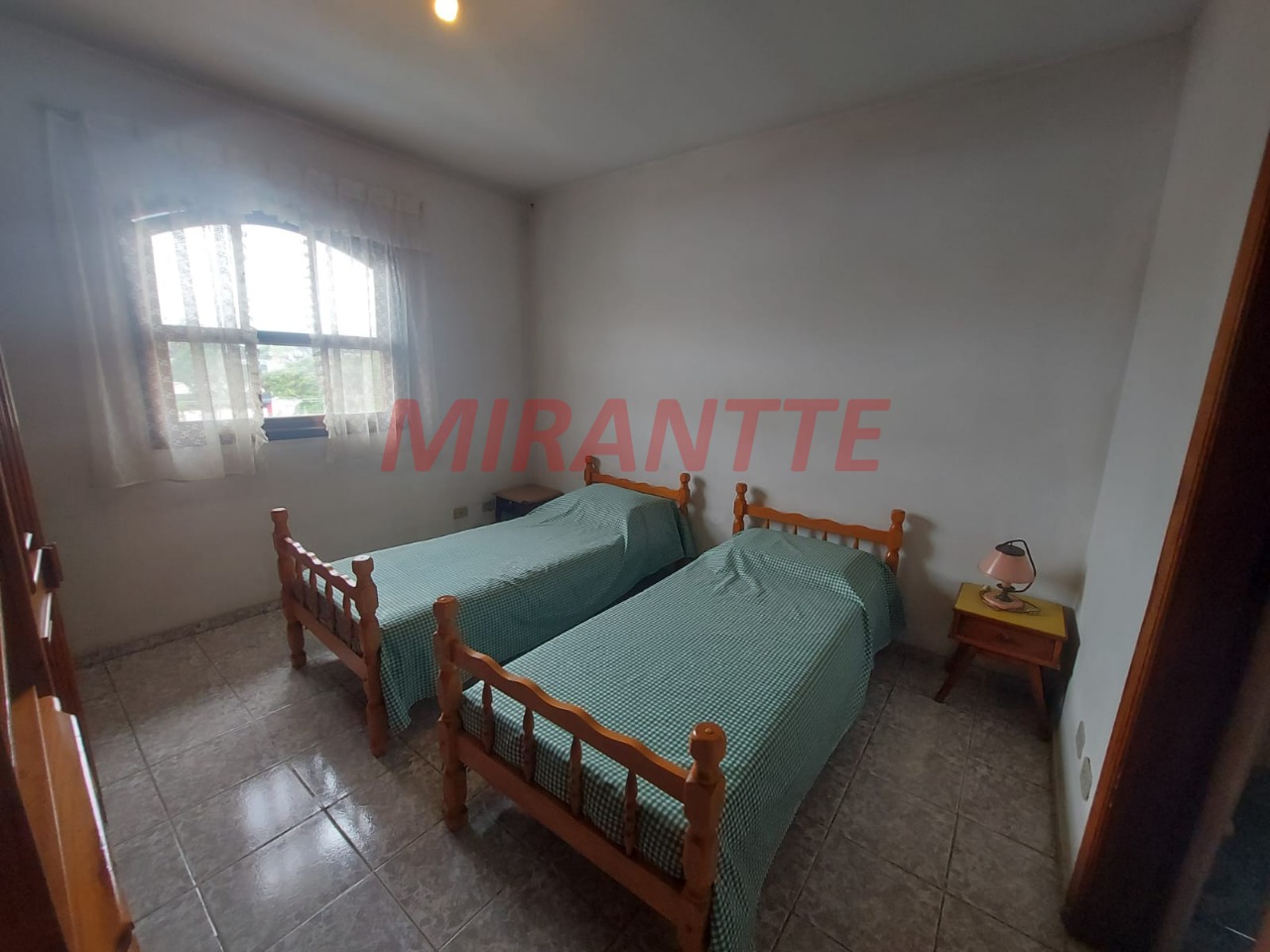 Sobrado de 300m² com 4 quartos em Jardim Guapíra