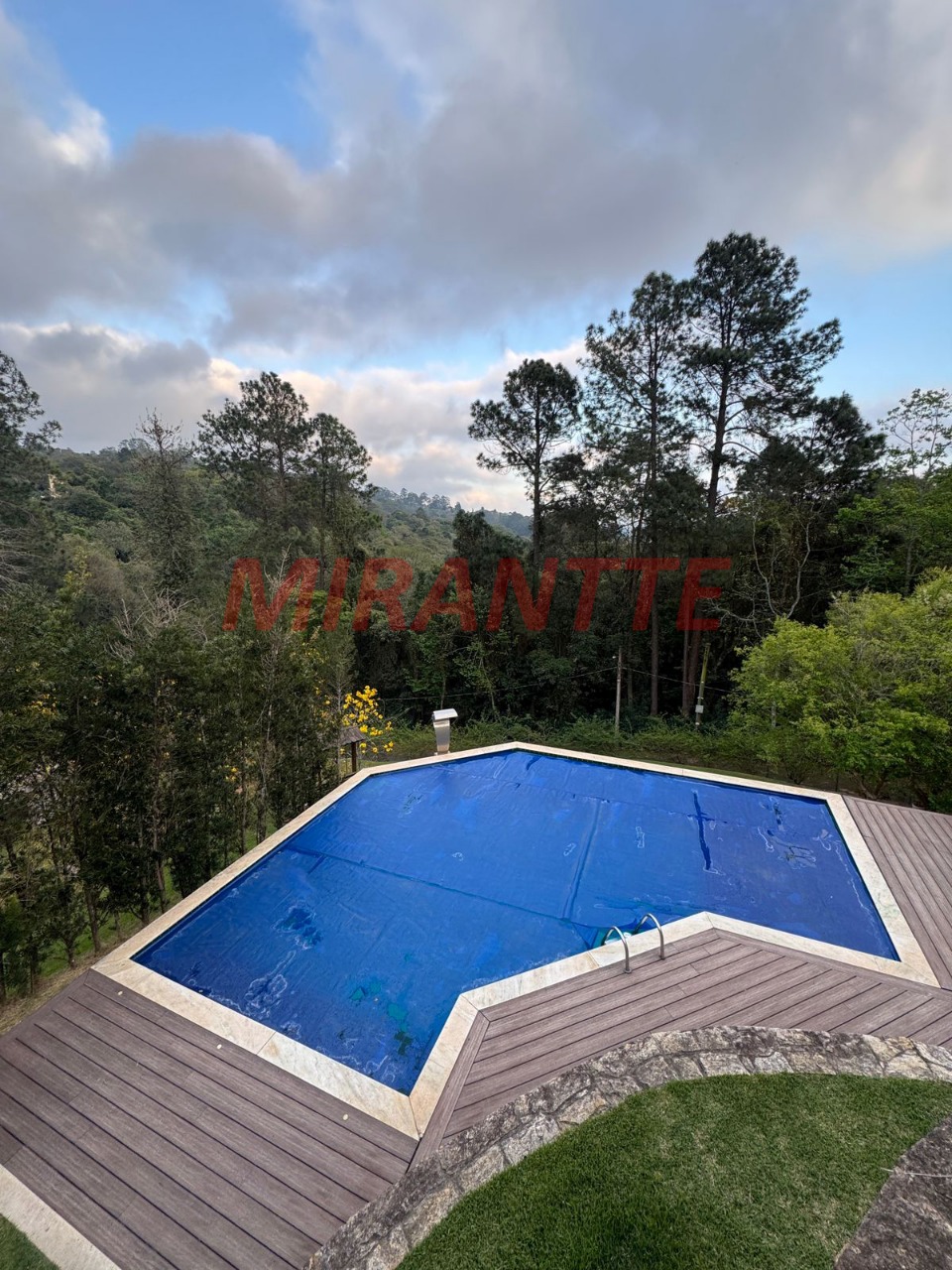 Sobrado de 800m² com 4 quartos em Serra Da Cantareira