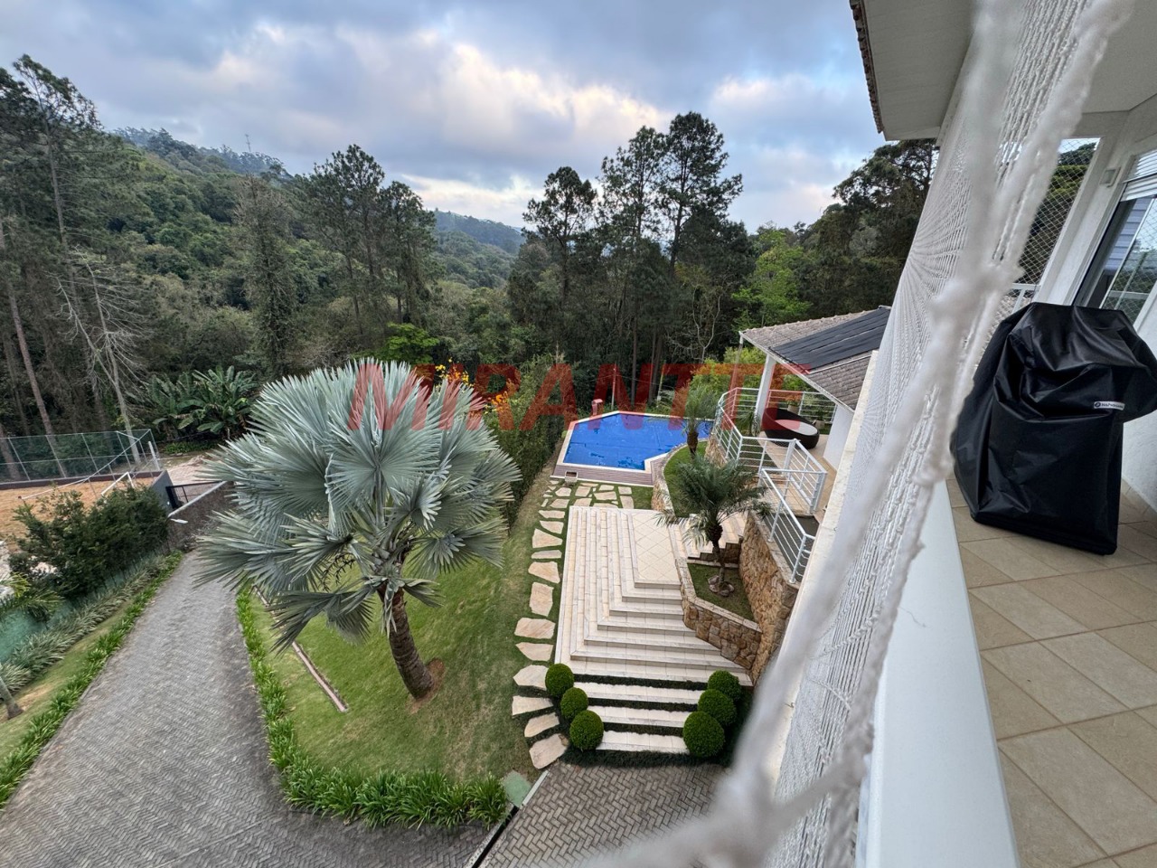 Sobrado de 800m² com 4 quartos em Serra Da Cantareira
