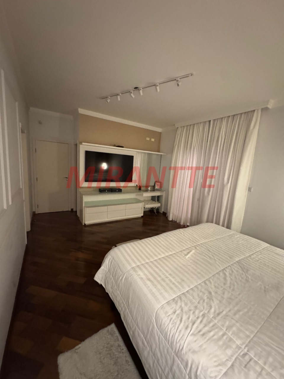 Sobrado de 800m² com 4 quartos em Serra Da Cantareira