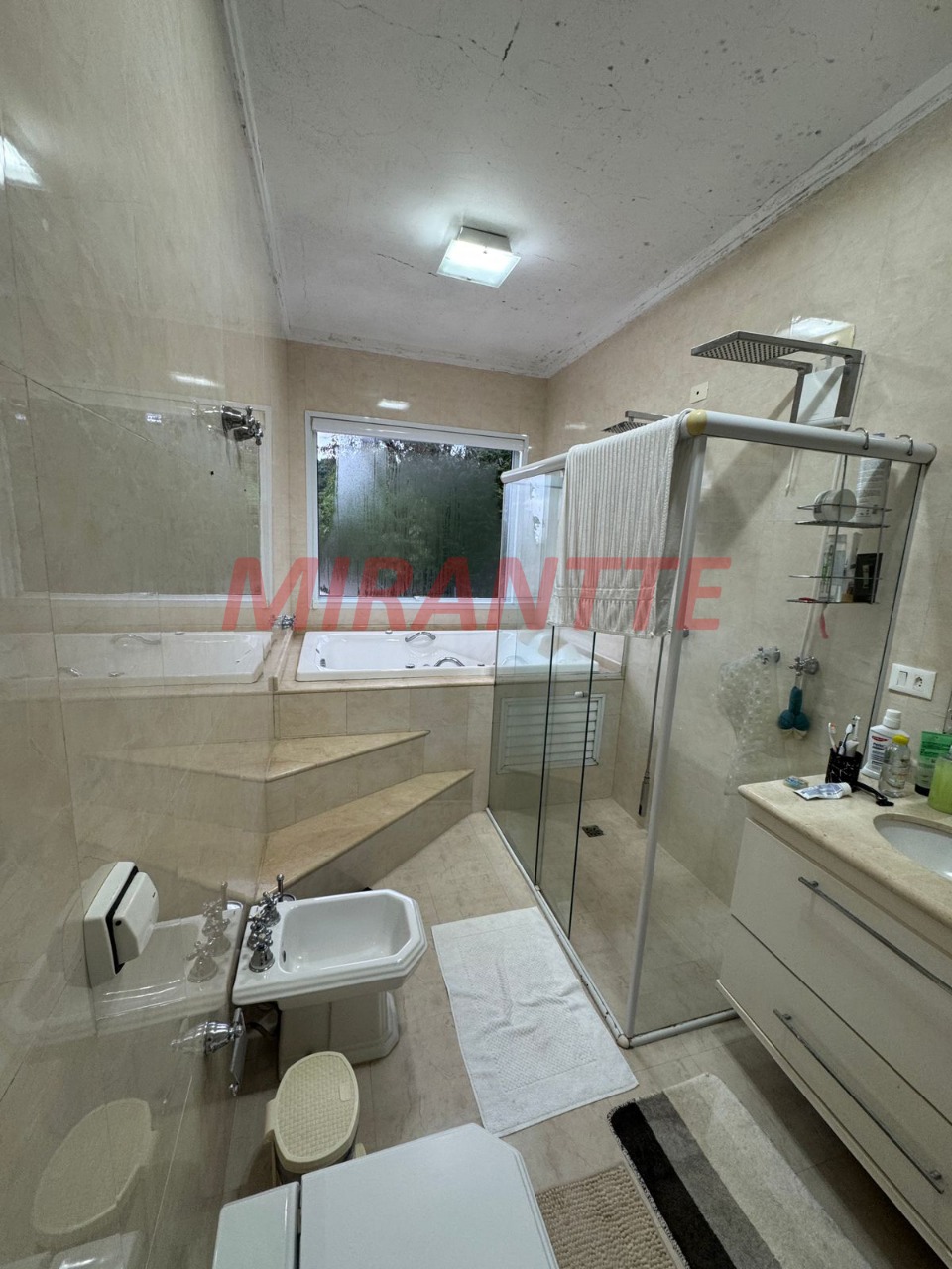 Sobrado de 800m² com 4 quartos em Serra Da Cantareira