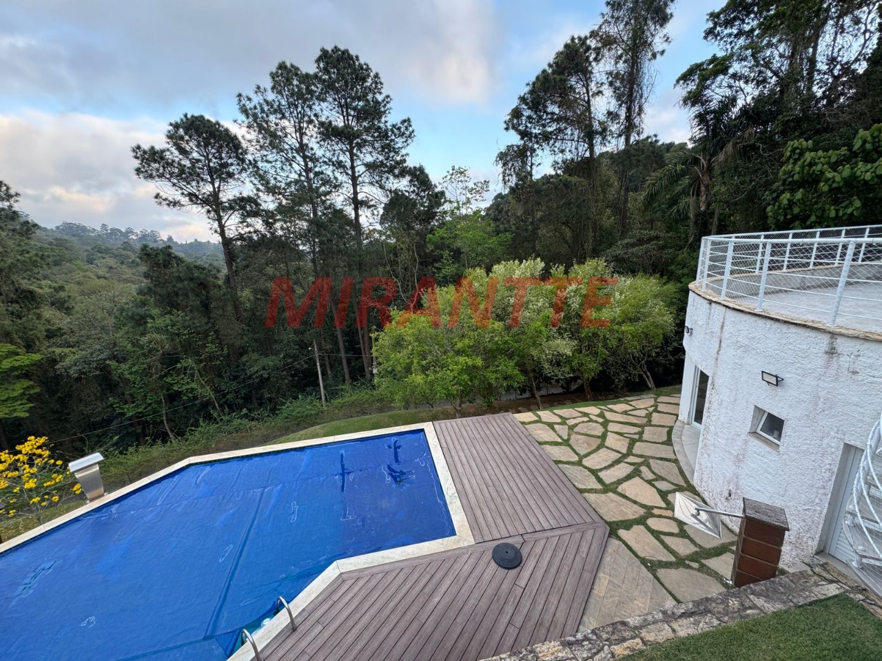 Sobrado de 800m² com 4 quartos em Serra Da Cantareira