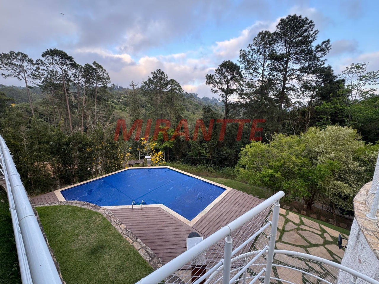 Sobrado de 800m² com 4 quartos em Serra Da Cantareira