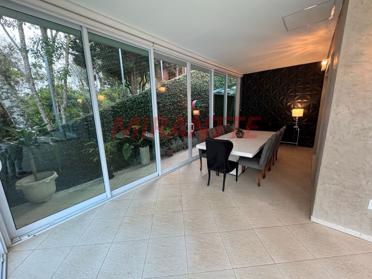 Sobrado de 800m² com 4 quartos em Serra Da Cantareira