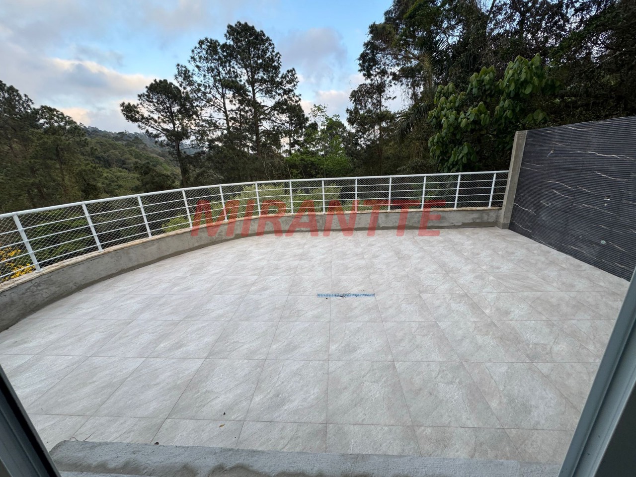 Sobrado de 800m² com 4 quartos em Serra Da Cantareira