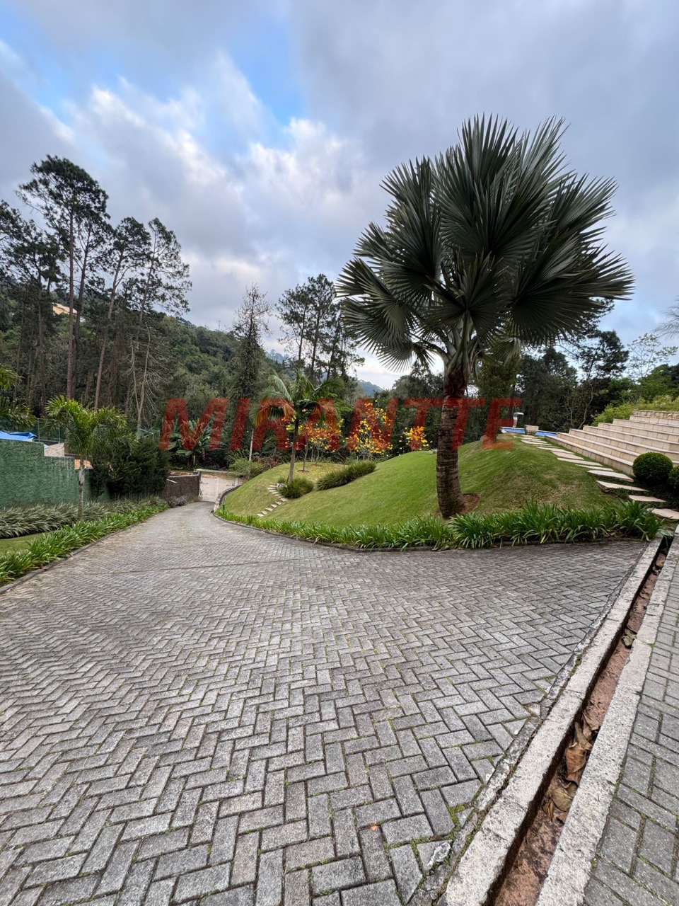 Sobrado de 800m² com 4 quartos em Serra Da Cantareira