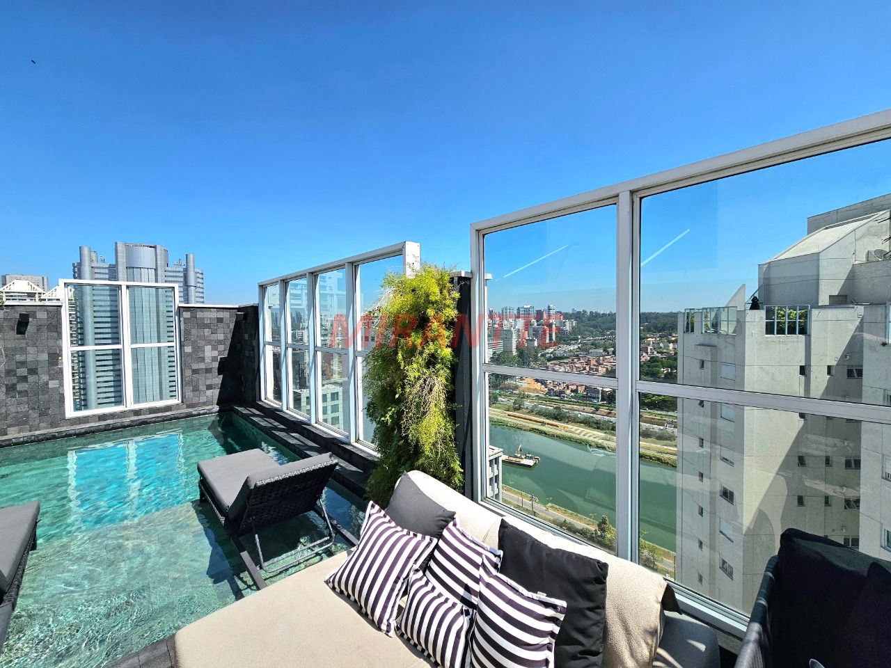 Cobertura de 305m² com 4 quartos em Brooklin Paulista