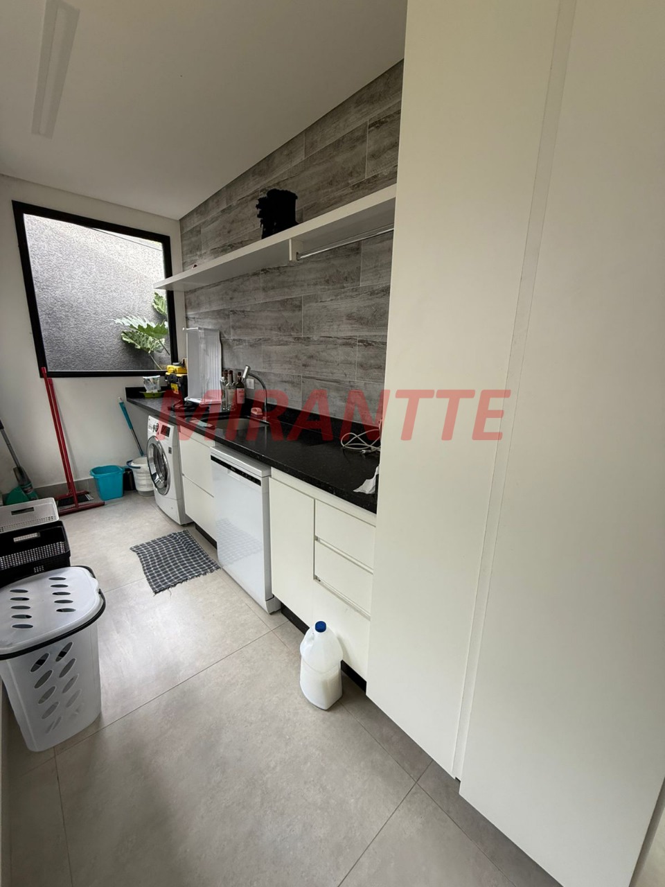 Cond. fechado de 350m² com 4 quartos em RIO ACIMA