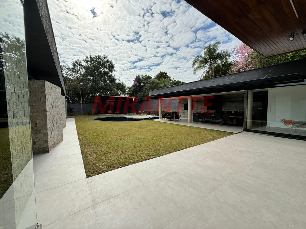 Cond. fechado de 350m² com 4 quartos em RIO ACIMA