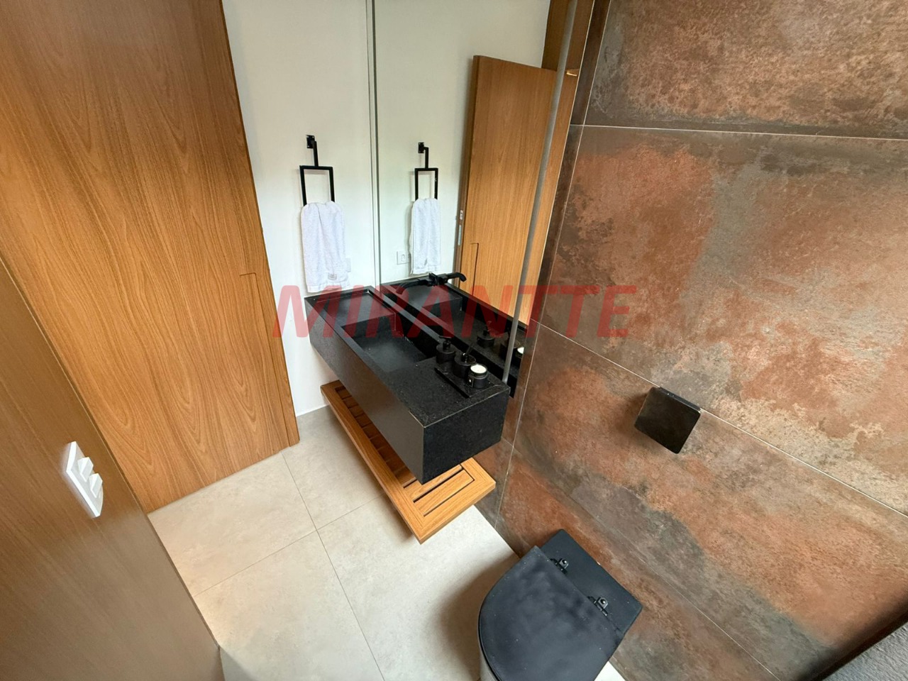 Cond. fechado de 350m² com 4 quartos em RIO ACIMA