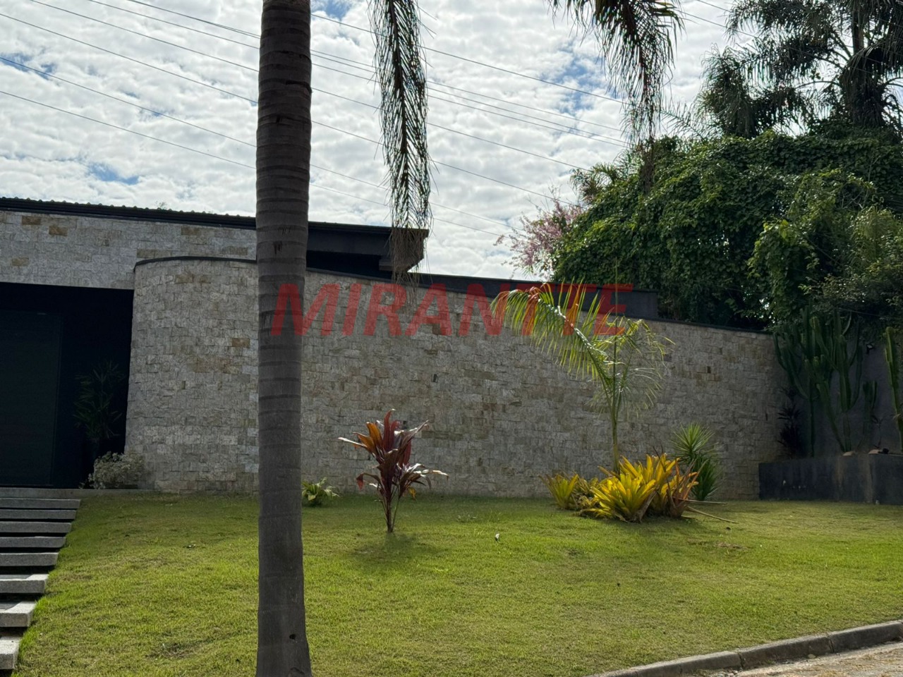 Cond. fechado de 350m² com 4 quartos em RIO ACIMA