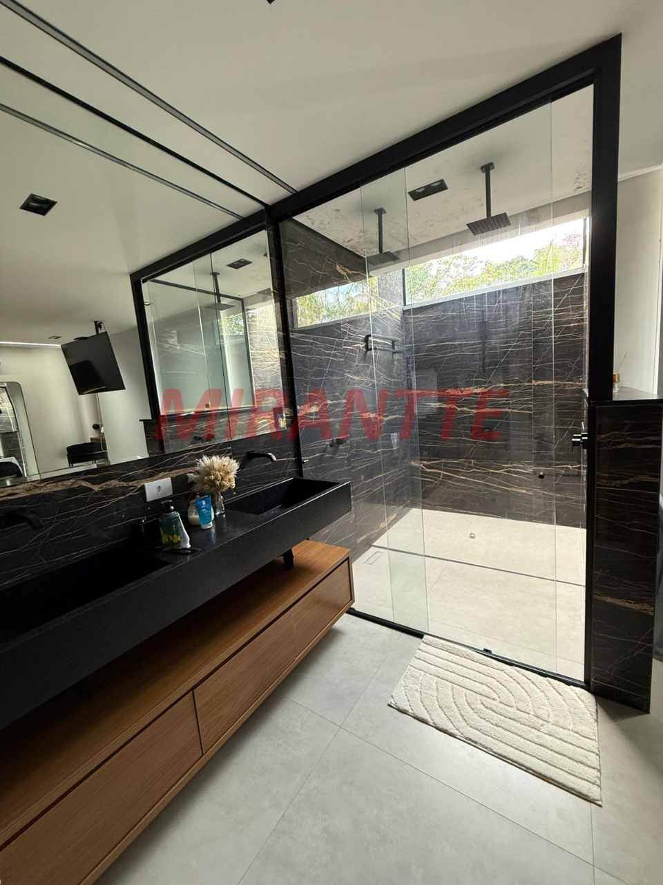 Cond. fechado de 350m² com 4 quartos em RIO ACIMA