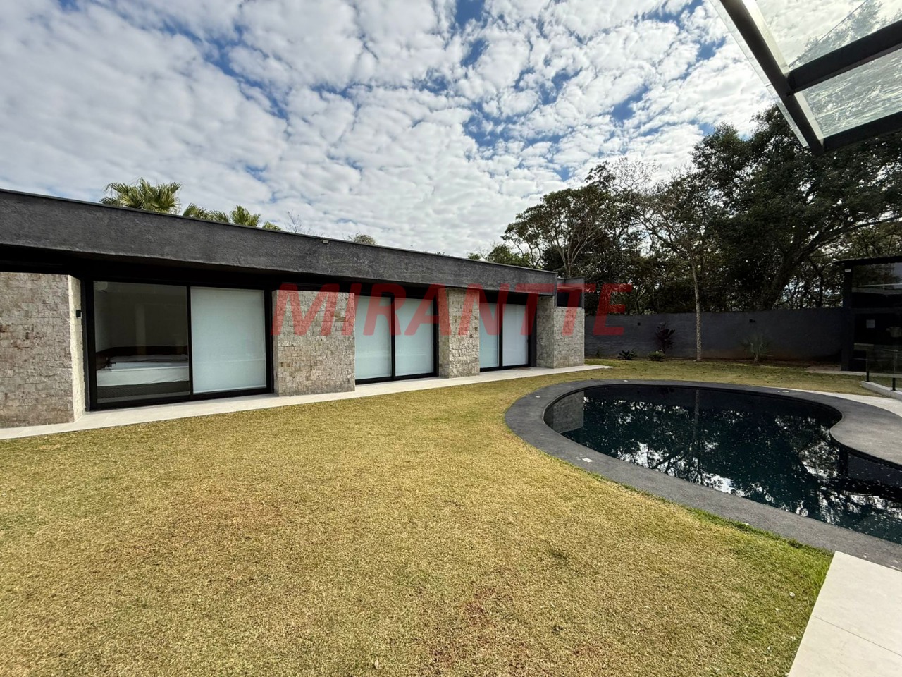 Cond. fechado de 350m² com 4 quartos em RIO ACIMA