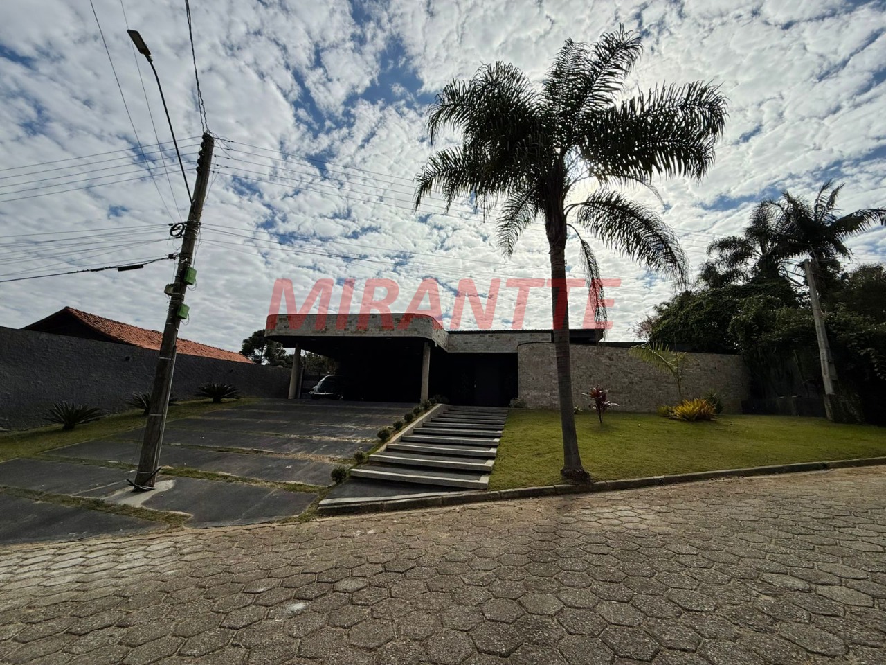Cond. fechado de 350m² com 4 quartos em RIO ACIMA
