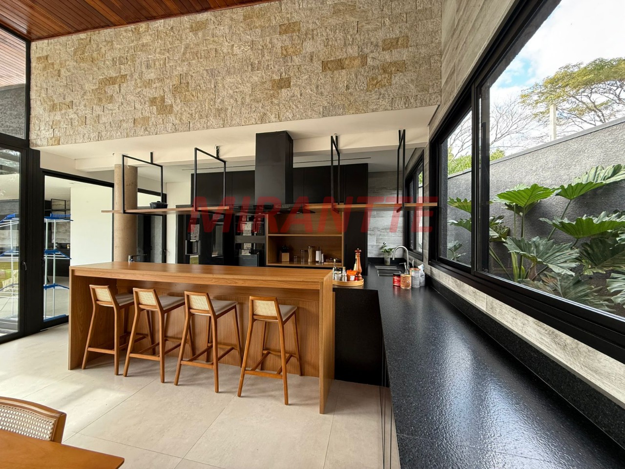 Cond. fechado de 350m² com 4 quartos em RIO ACIMA