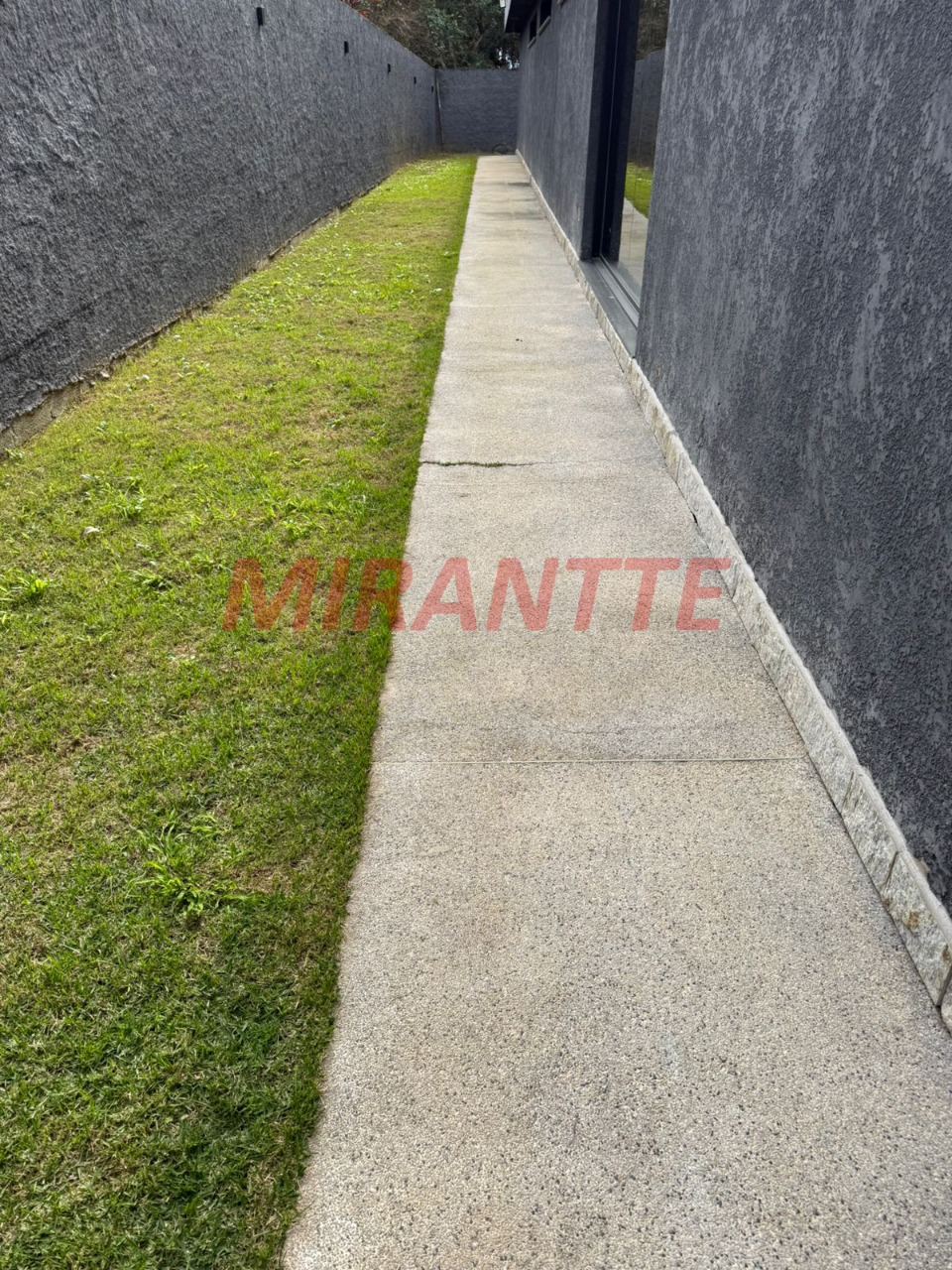 Cond. fechado de 350m² com 4 quartos em RIO ACIMA
