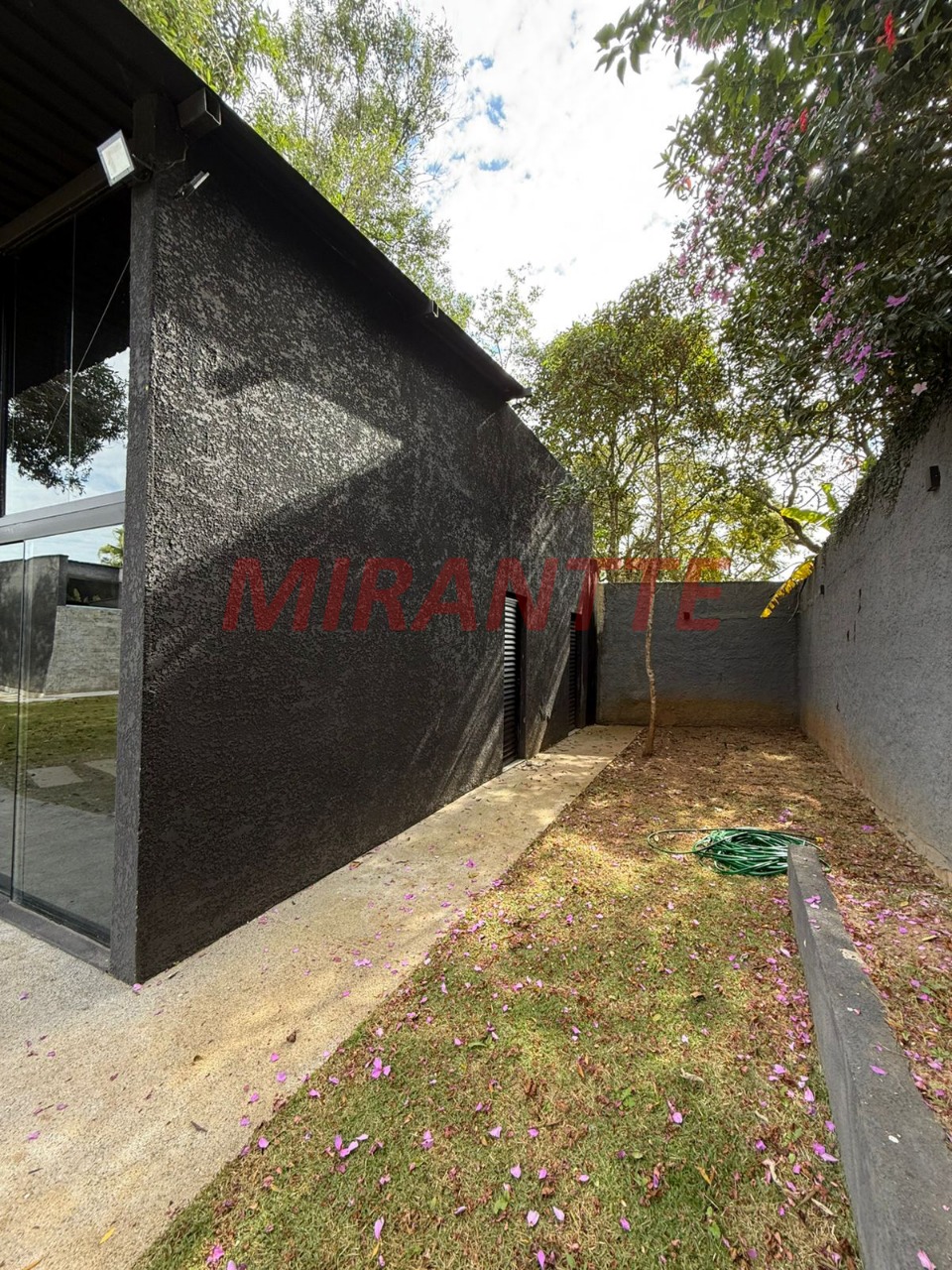 Cond. fechado de 350m² com 4 quartos em RIO ACIMA