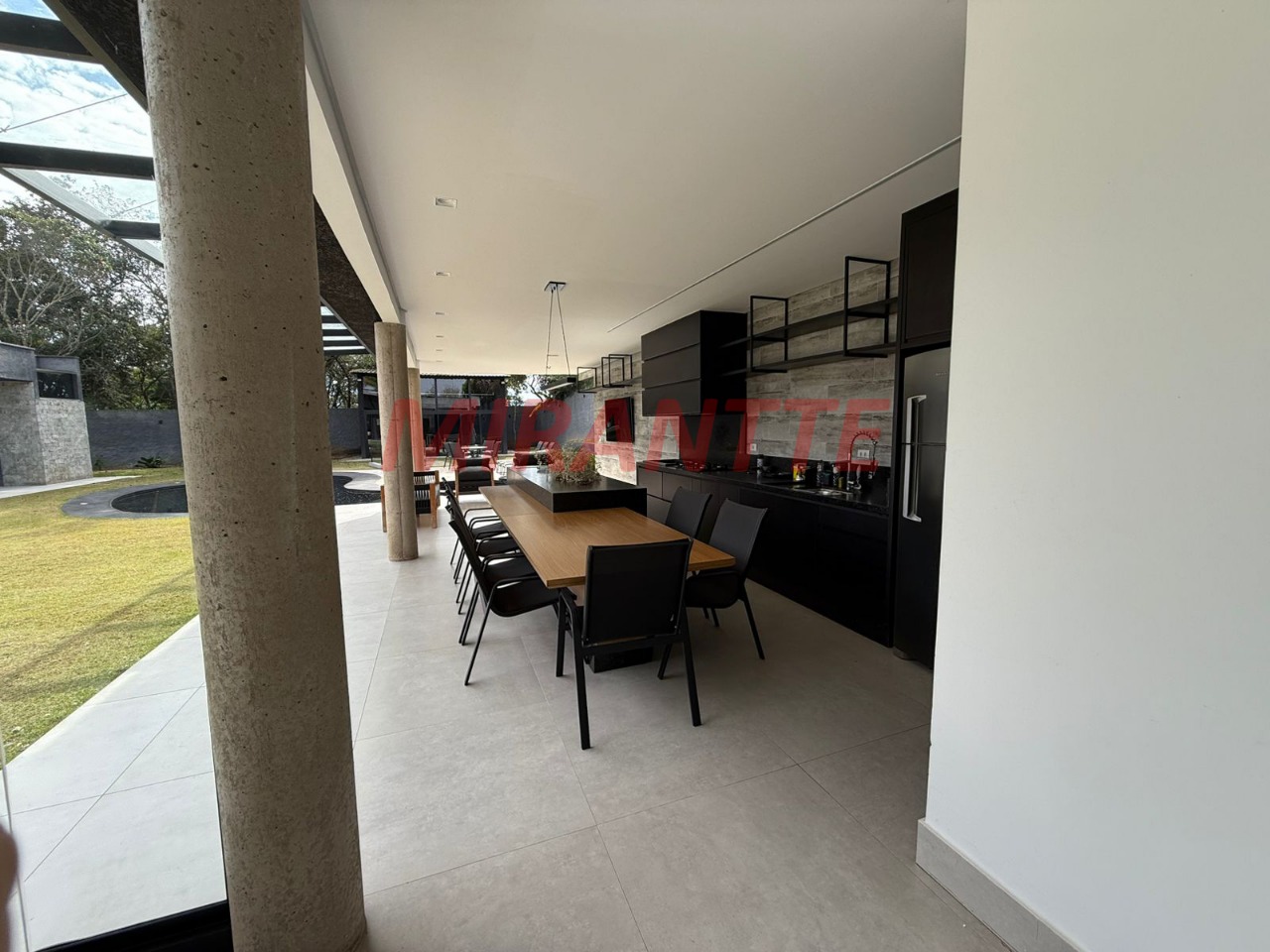 Cond. fechado de 350m² com 4 quartos em RIO ACIMA