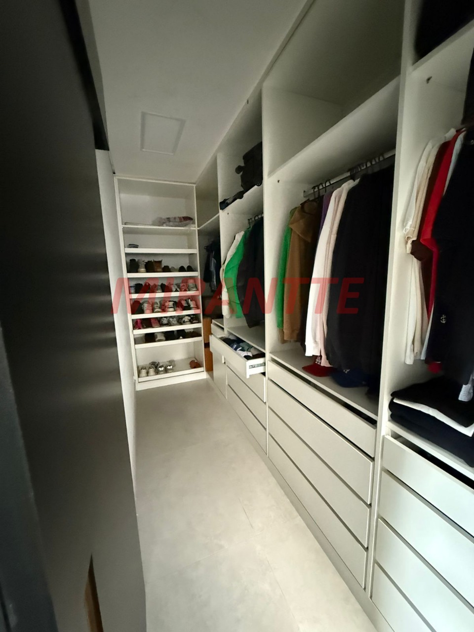 Cond. fechado de 350m² com 4 quartos em RIO ACIMA