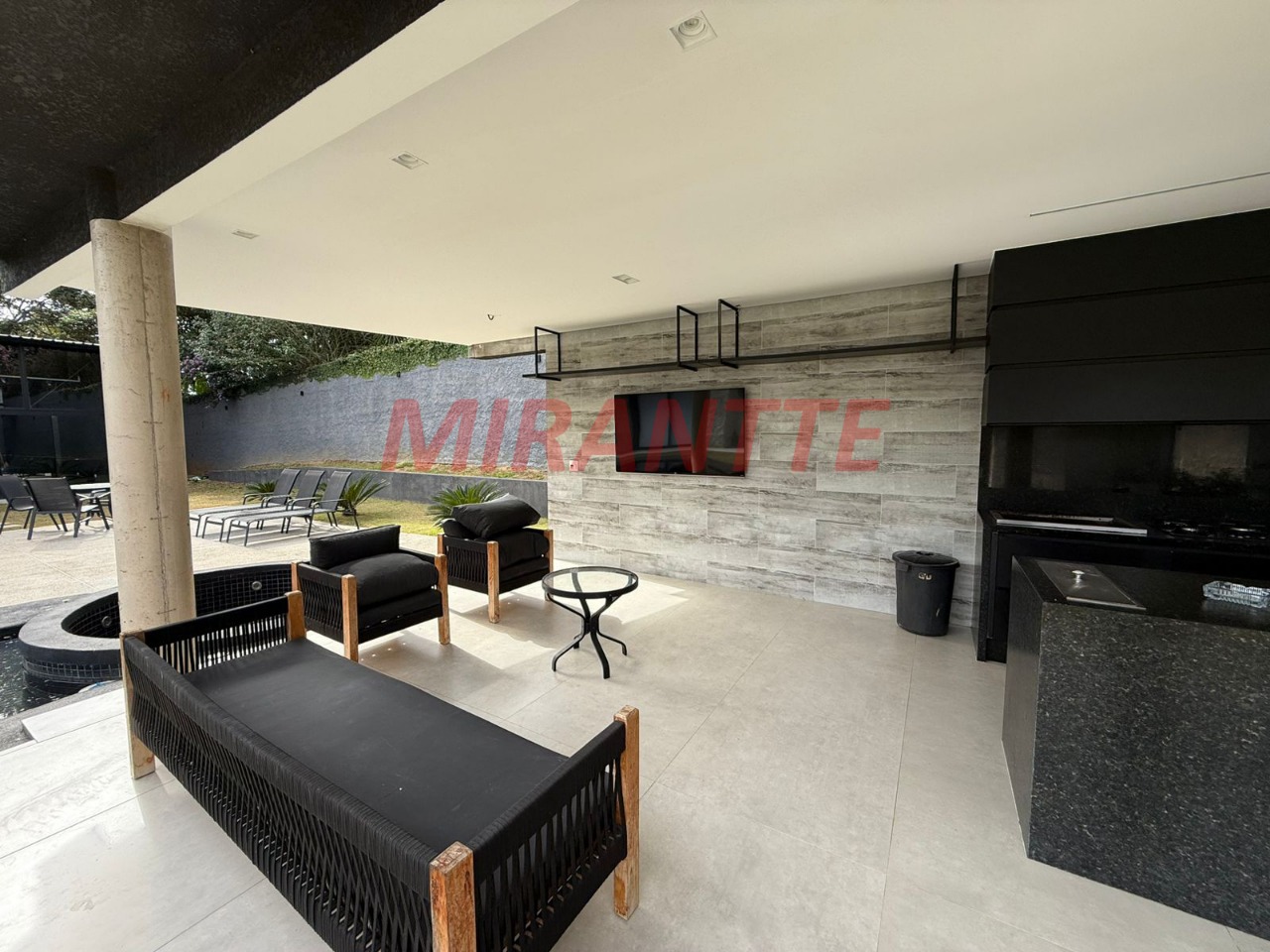 Cond. fechado de 350m² com 4 quartos em RIO ACIMA