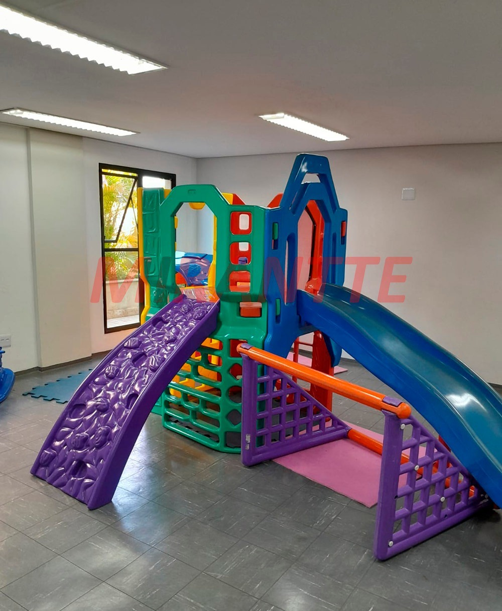 Apartamento de 94m² com 3 quartos em Água Fria