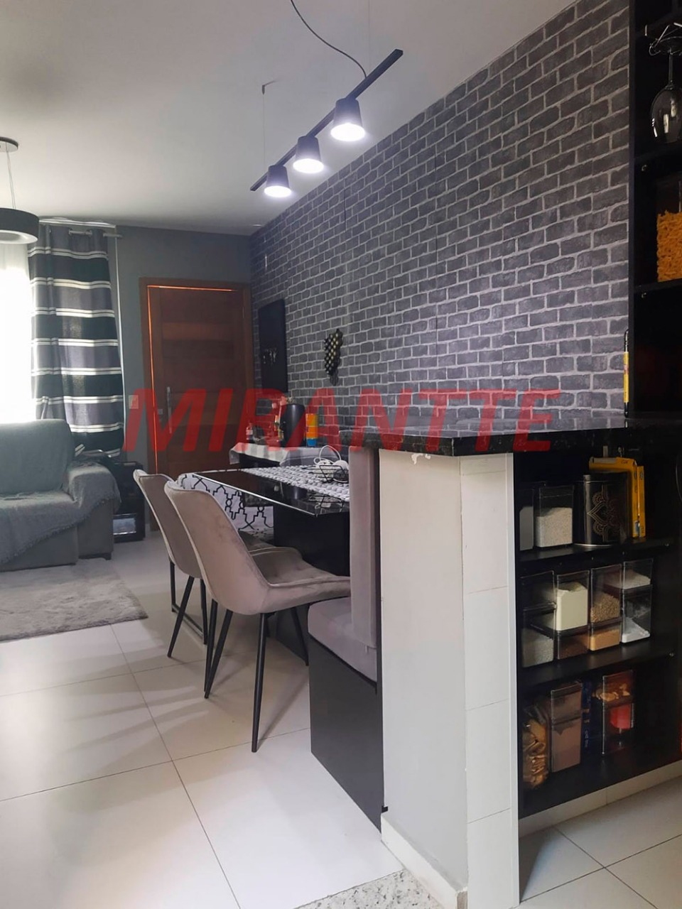 Cond. fechado de 63m² com 2 quartos em Água Fria