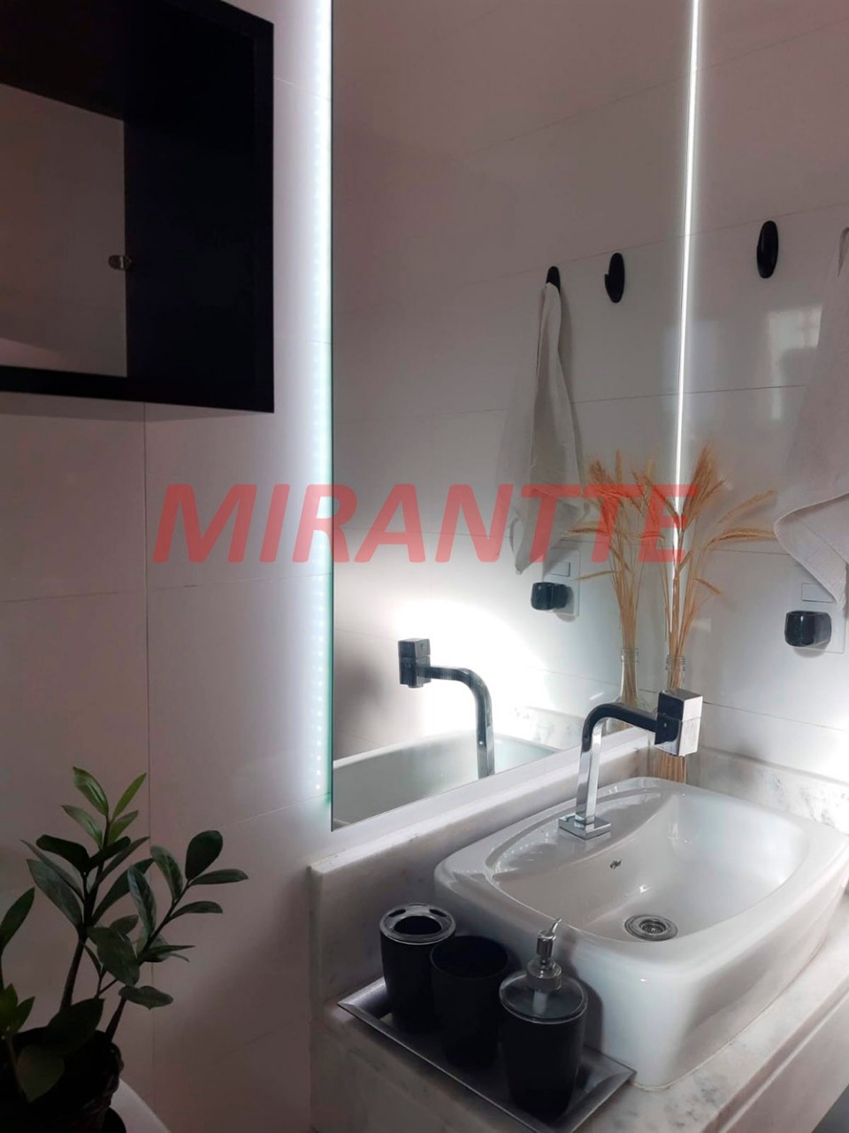Cond. fechado de 63m² com 2 quartos em Água Fria