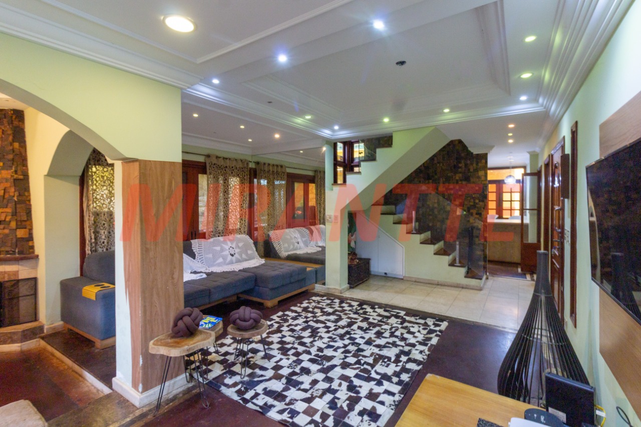 Cond. fechado de 450m² com 4 quartos em Tremembe