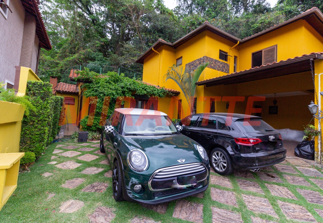 Cond. fechado de 450m² com 4 quartos em Tremembe