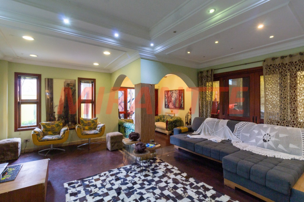 Cond. fechado de 450m² com 4 quartos em Tremembe