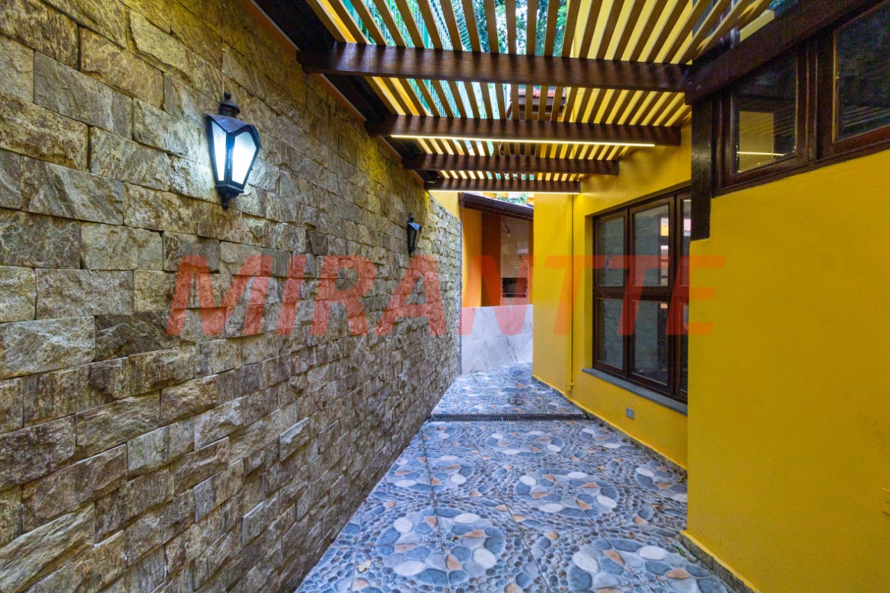 Cond. fechado de 450m² com 4 quartos em Tremembe