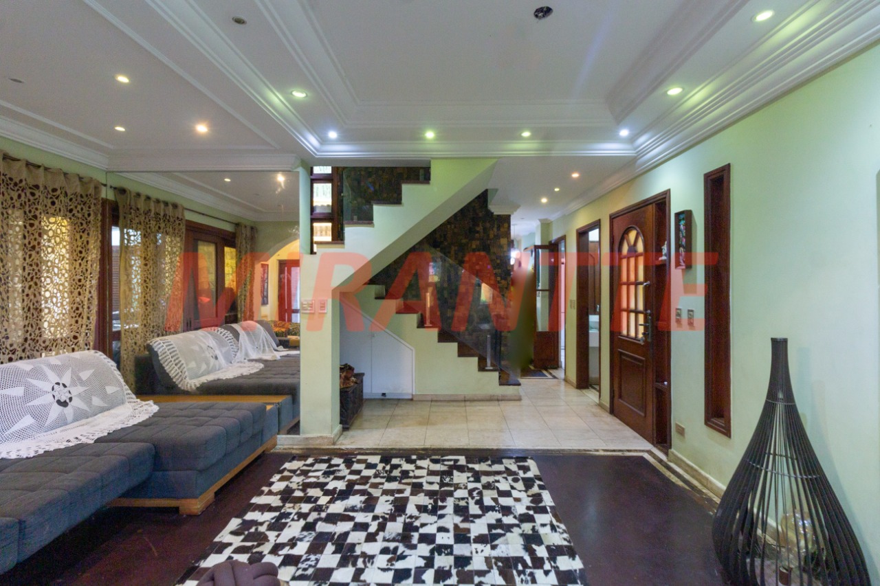 Cond. fechado de 450m² com 4 quartos em Tremembe