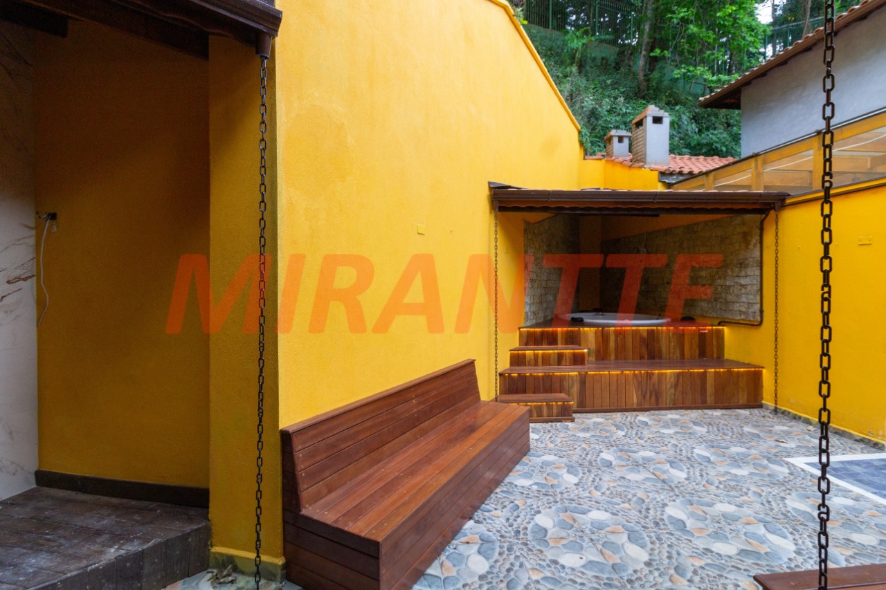 Cond. fechado de 450m² com 4 quartos em Tremembe