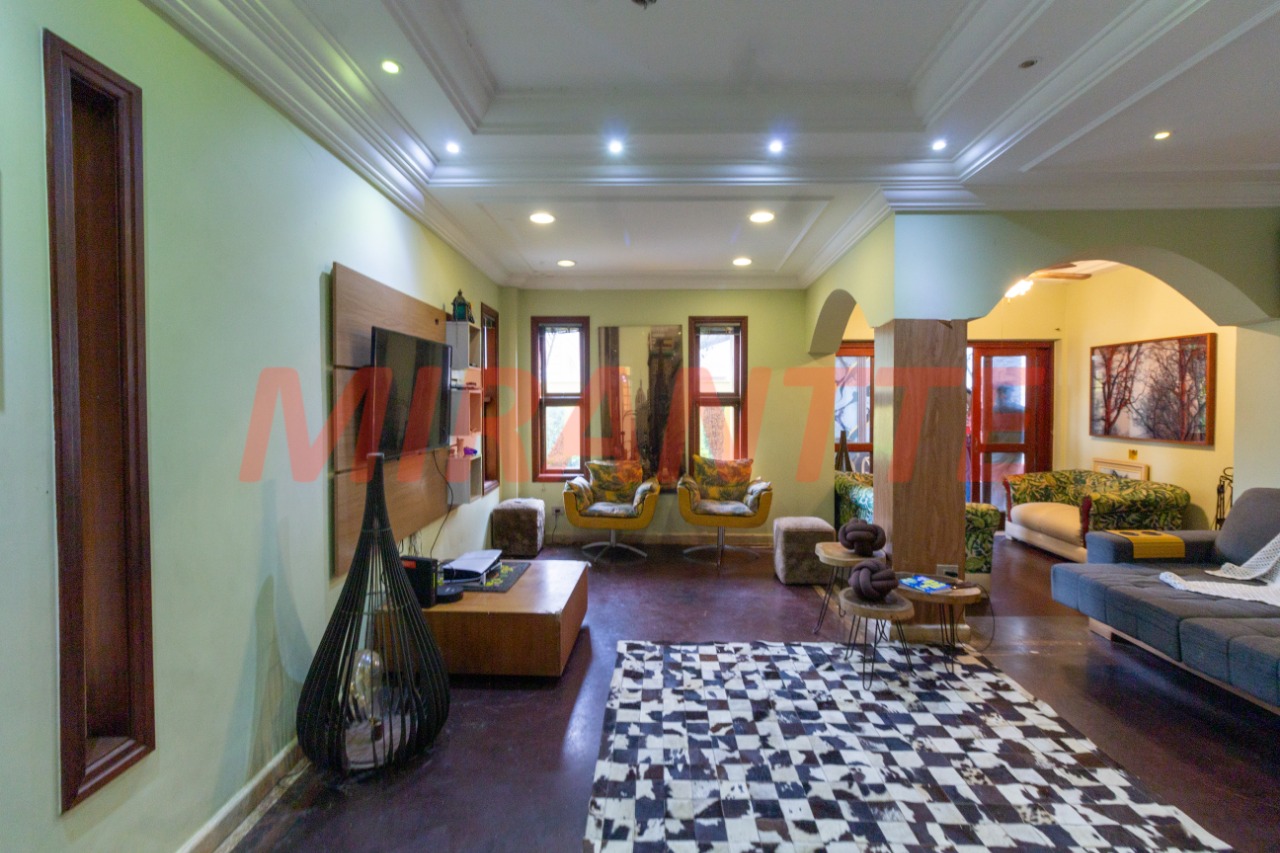 Cond. fechado de 450m² com 4 quartos em Tremembe