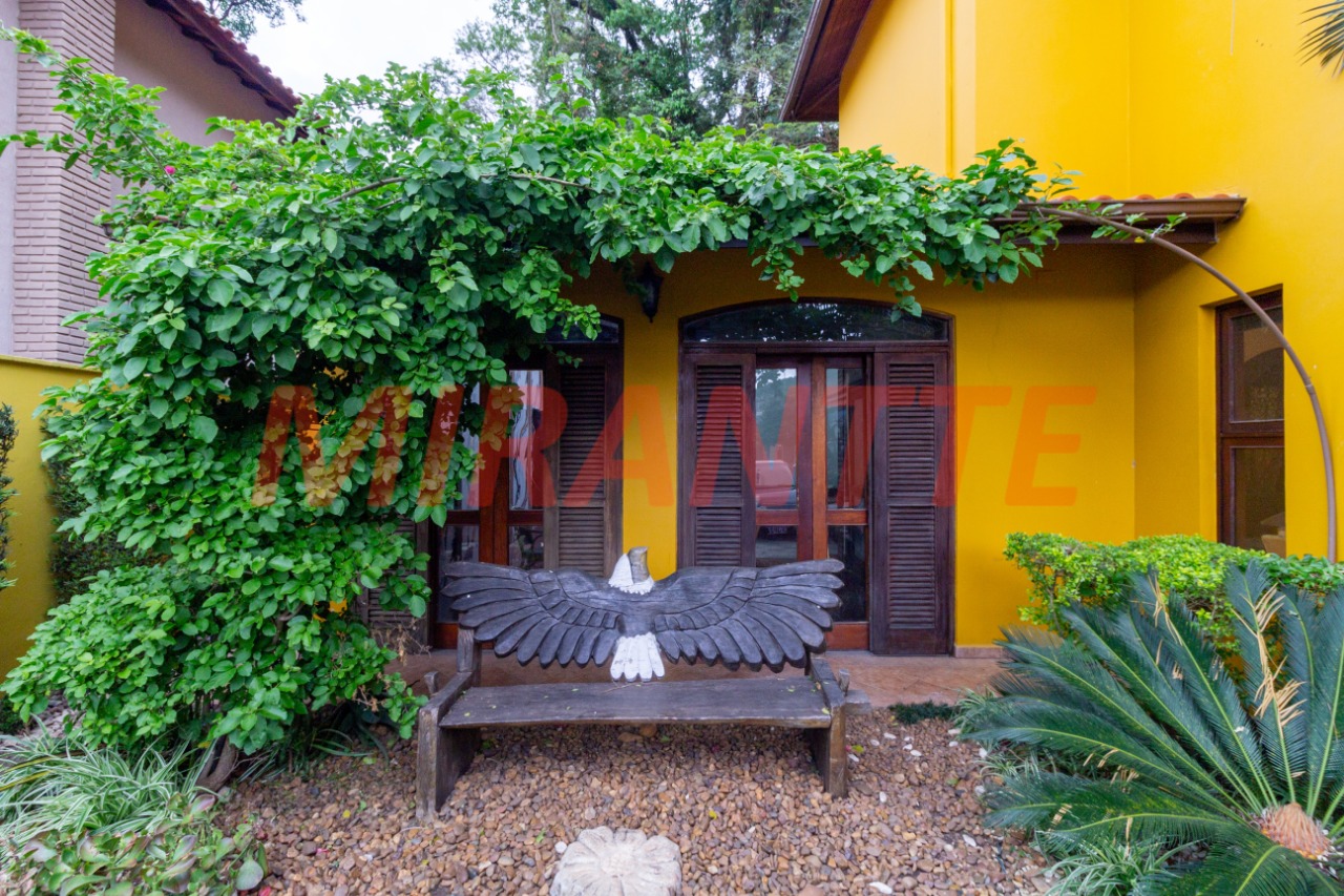 Cond. fechado de 450m² com 4 quartos em Tremembe