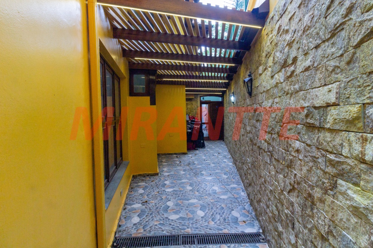 Cond. fechado de 450m² com 4 quartos em Tremembe