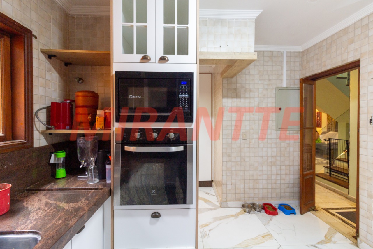 Cond. fechado de 450m² com 4 quartos em Tremembe