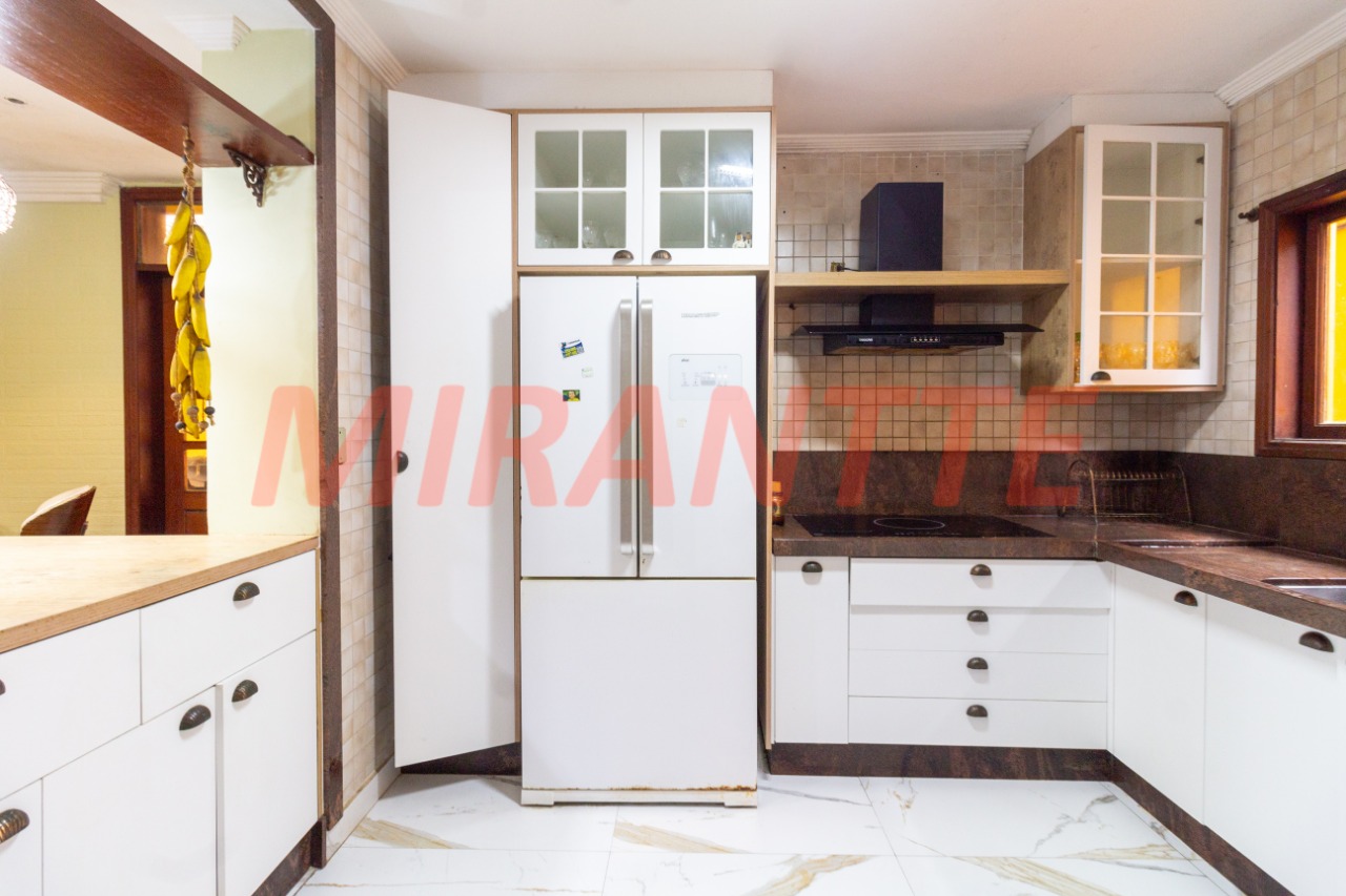 Cond. fechado de 450m² com 4 quartos em Tremembe