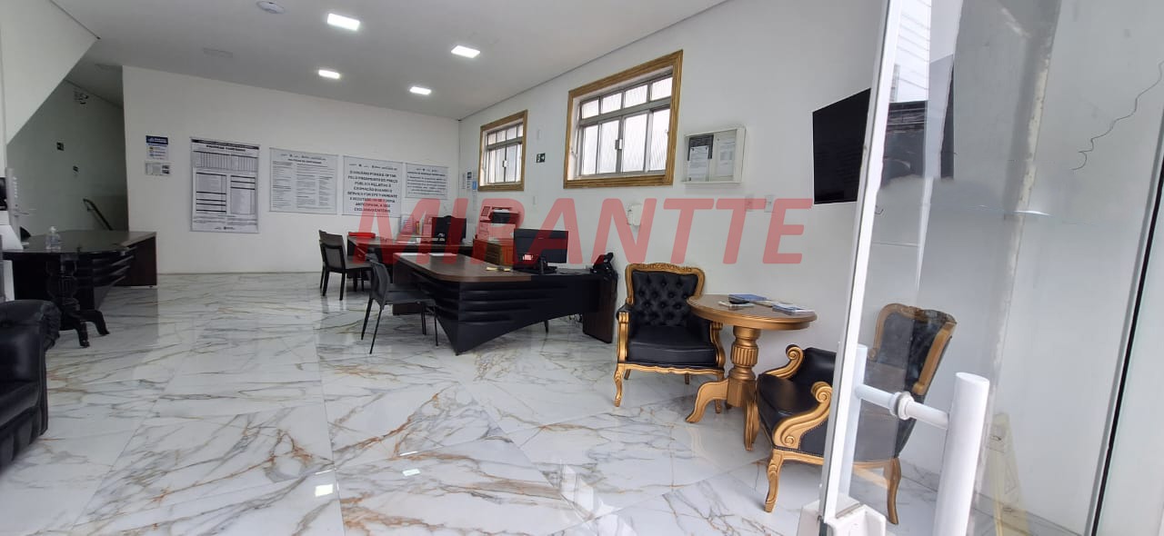Comercial de 458m² em Chora Menino