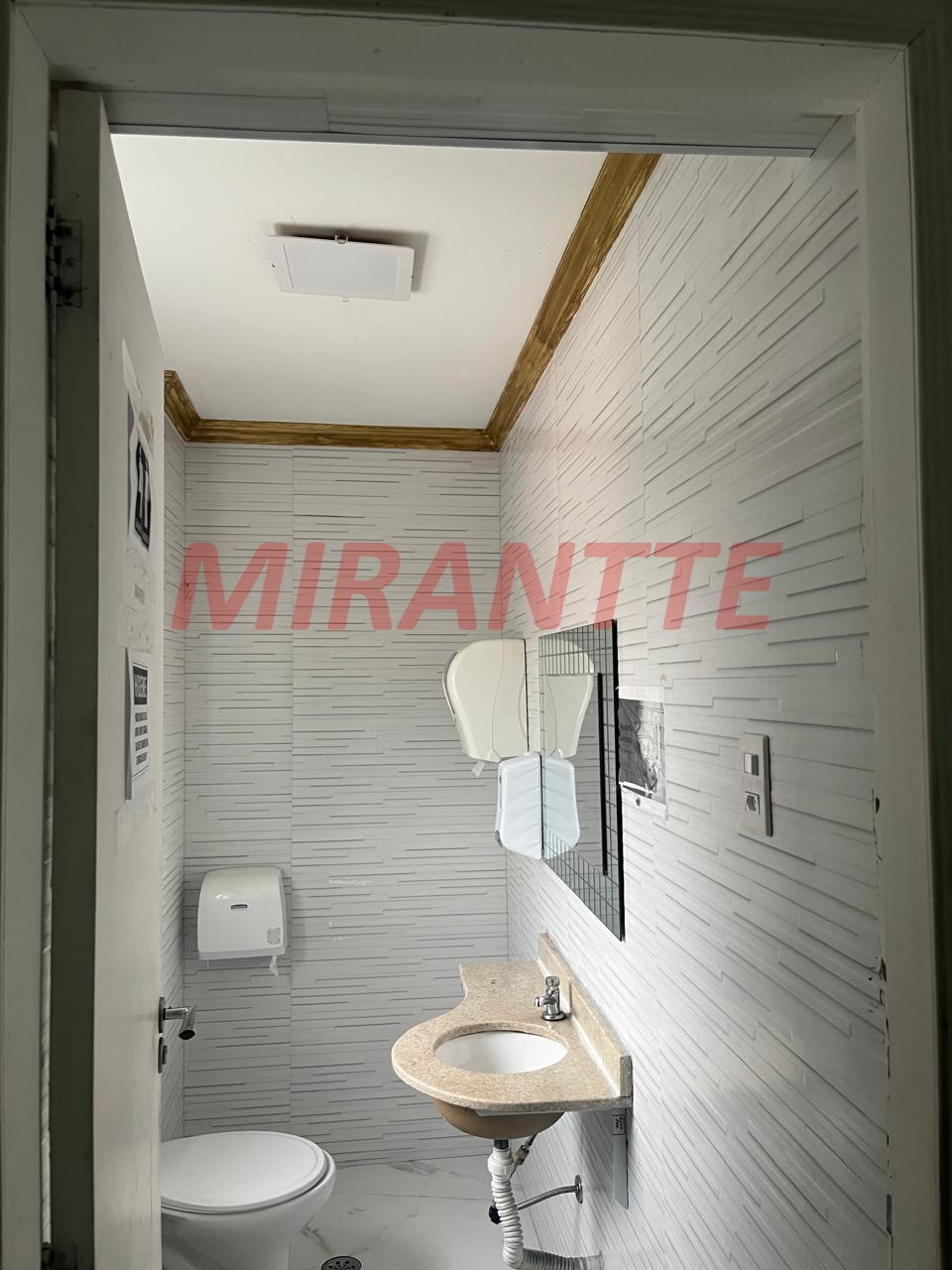 Comercial de 458m² em Chora Menino