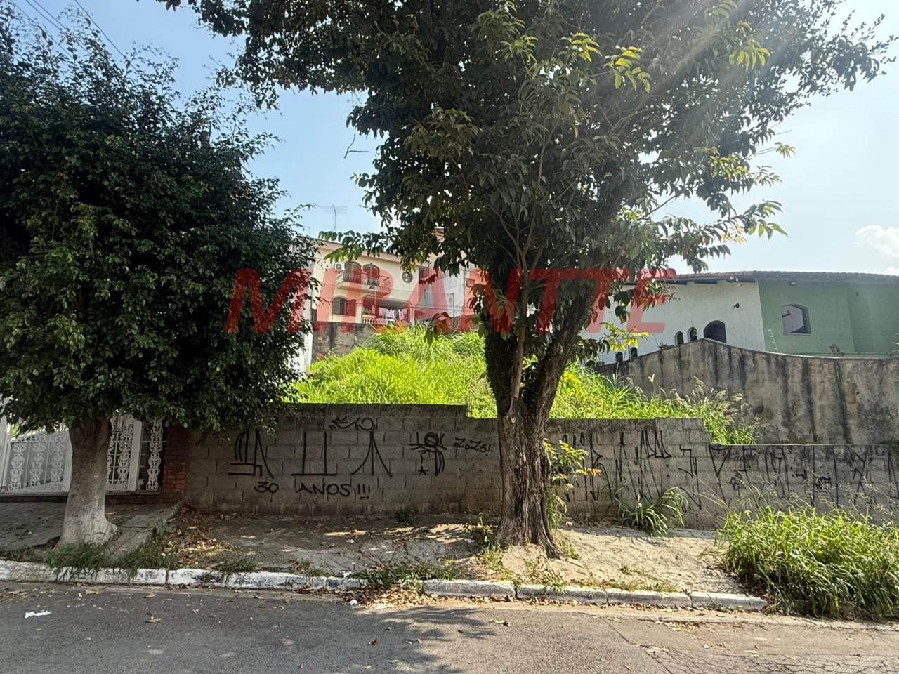 Terreno de 0m² em Jardim Guapíra