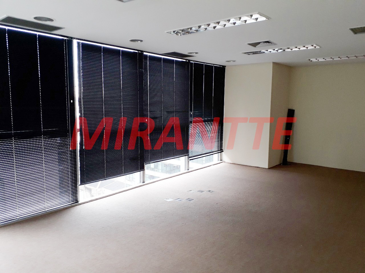 Conjunto comercial de 195m² em Centro