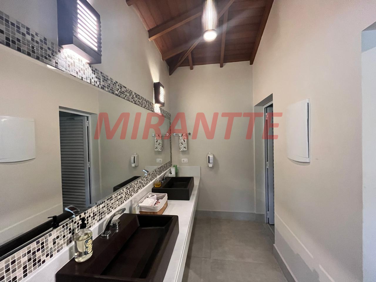 Cond. fechado de 739m² com 5 quartos em Roseira