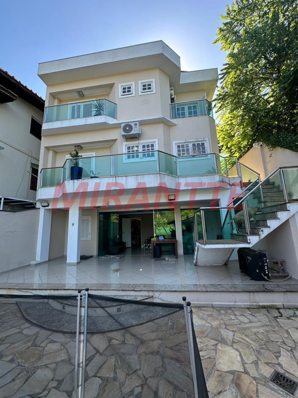 Sobrado de 514m² com 4 quartos em Jardim Floresta